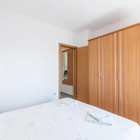 Charming With Balcony - One Bedroom Трогир