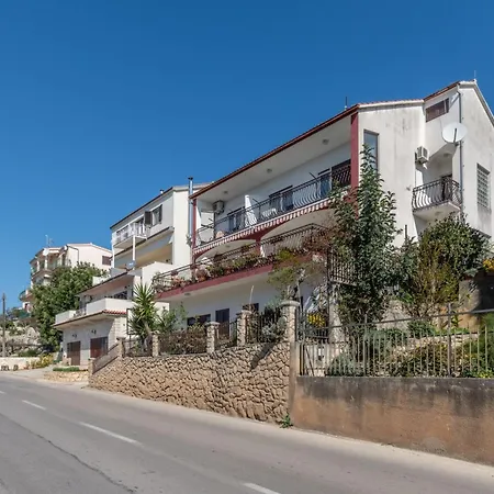 Charming With Balcony - One Bedroom Appartement